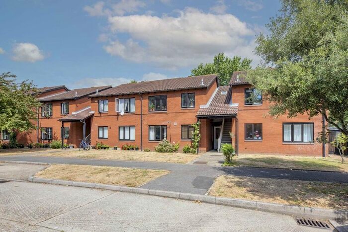 1 Bedroom Flat To Rent In Tithe Barn Close, Kingston Upon Thames, KT2