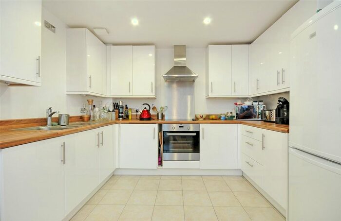 2 Bedroom Flat To Rent In Lower Richmond Road, North Sheen, Richmond, Surrey, TW9