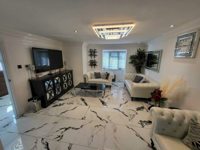 4 Bedroom Detached House To Rent In Stunning Part Furnished In Riddy Lane, Luton, LU3