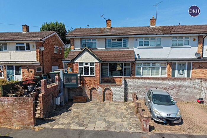 4 Bedroom End Of Terrace House For Sale In Longcroft Road, Maple Cross, Rickmansworth, Hertfordshire, WD3
