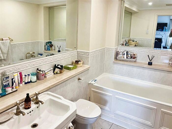 2 Bedroom Flat To Rent In Chadwick Place, Long Ditton, Surbiton, Surrey, KT6