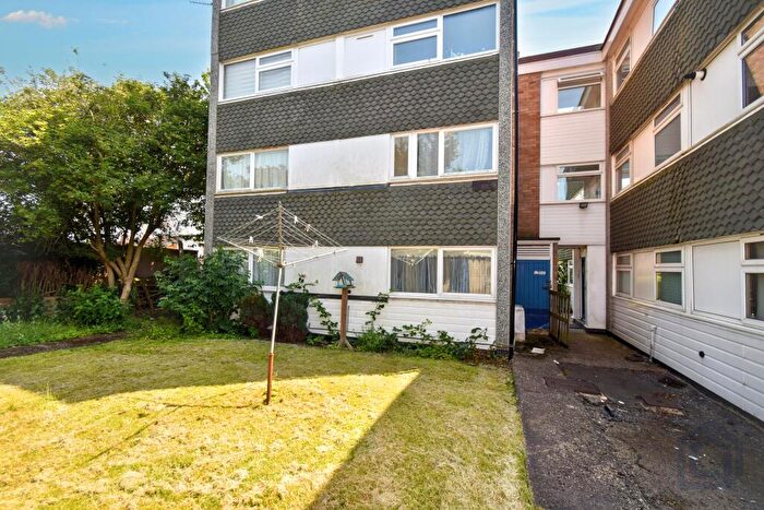 3 Bedroom Flat For Sale In Kenilworth Court Flats Kenilworth Road, Wigston, LE18
