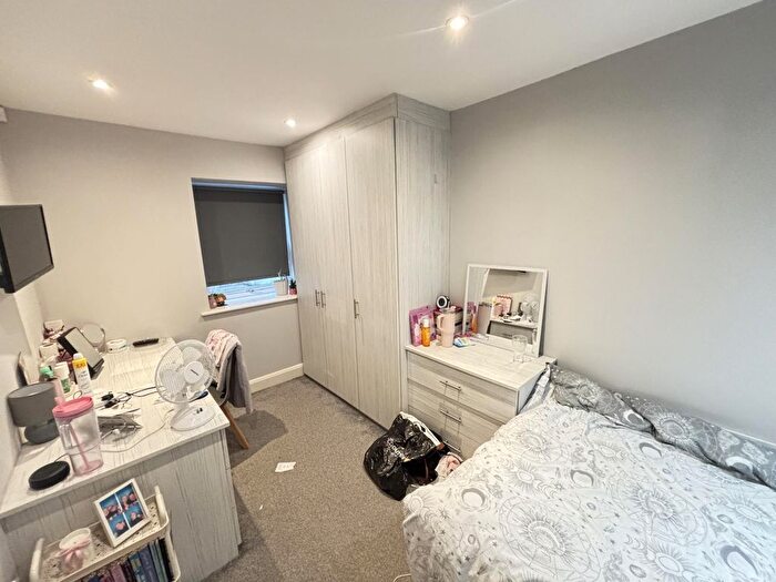 2 Bedroom Flat To Rent In A Victoria Road, Leeds, LS6