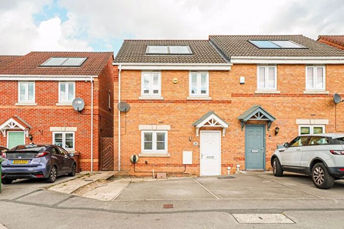 3 Bedroom Semi-Detached House For Sale In Featherstone Drive, Pontefract, WF7