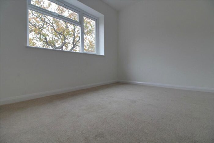 1 Bedroom Apartment For Sale In Waverley Road, Enfield, Middlesex, EN2