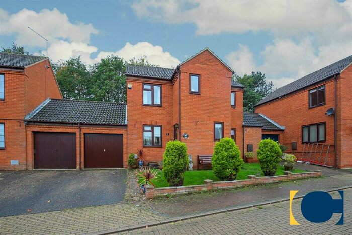 3 Bedroom Link Detached House To Rent In Longleat Court, Great Holm, MK8