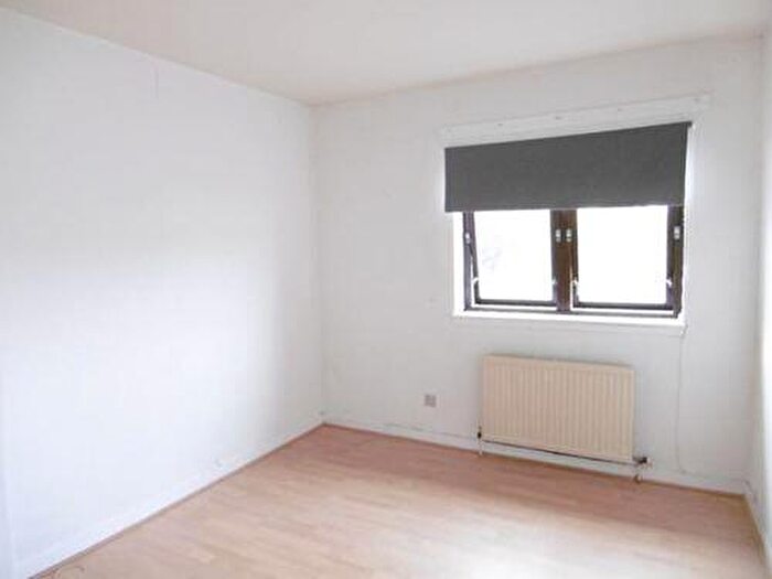 3 Bedroom Flat To Rent In West Pilton Avenue, Edinburgh, EH4