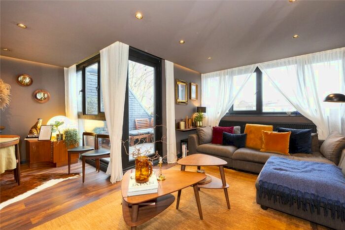 2 Bedroom Flat To Rent In Upper Hawkwell Walk, Islington, London, N1