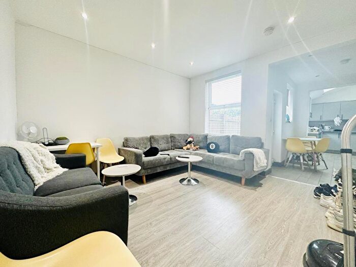 6 Bedroom House To Rent In Cycle Road, Nottingham, NG7