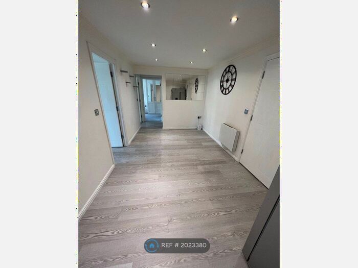 3 Bedroom Flat To Rent In Gleneagle Road, London, SW16