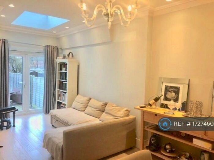 3 Bedroom Flat To Rent In Hamilton Road, London, NW11