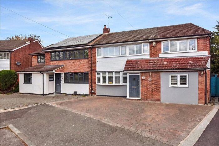 4 Bedroom Semi Detached House For Sale In Chestnut Grove, Dartford, Kent, DA2