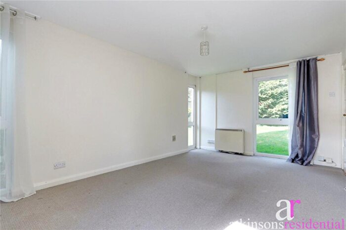 1 Bedroom Apartment For Sale In Lingfield Close, Enfield, Middlesex, EN1