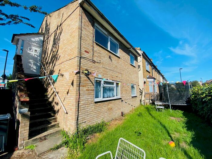 2 Bedroom Maisonette To Rent In Clifton Road, London, SE25