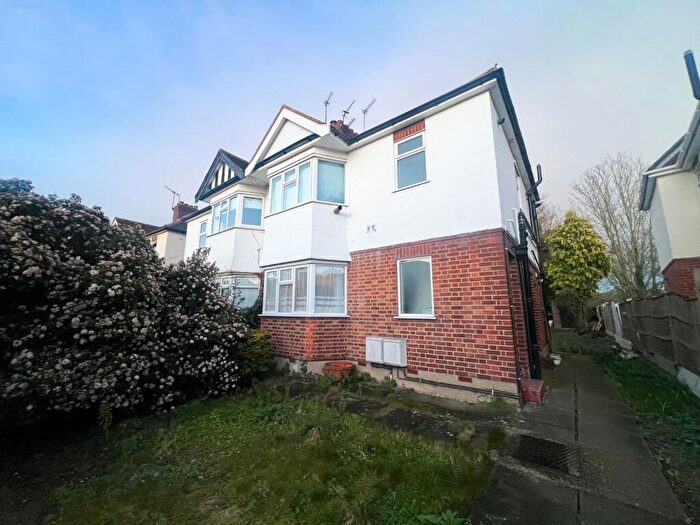 2 Bedroom Flat To Rent In Onslow Gardens, London, E18