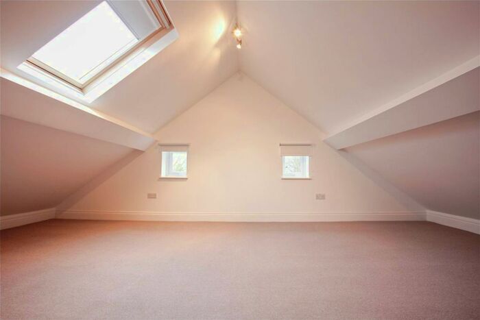 3 Bedroom Flat To Rent In Border Crescent, Crystal Palace, London, SE26