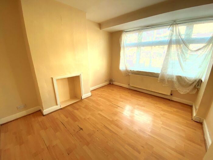 4 Bedroom Terraced House To Rent In Martin Drive, Rainham RM13