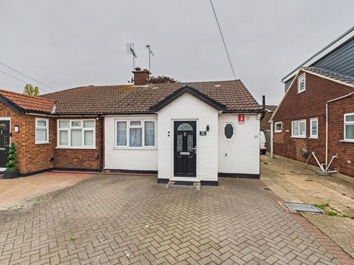 3 Bedroom Semi-Detached Bungalow For Sale In Cloisters, Stanford-Le-Hope, SS17