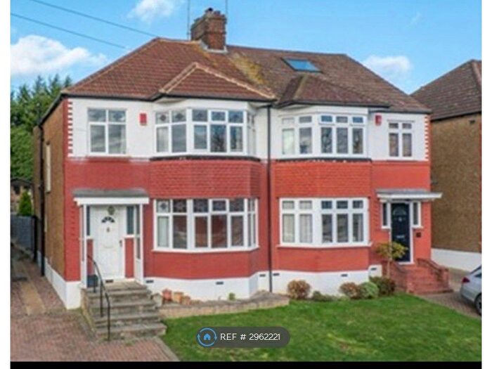 3 Bedroom Semi-Detached House To Rent In Willow Walk, London, N21