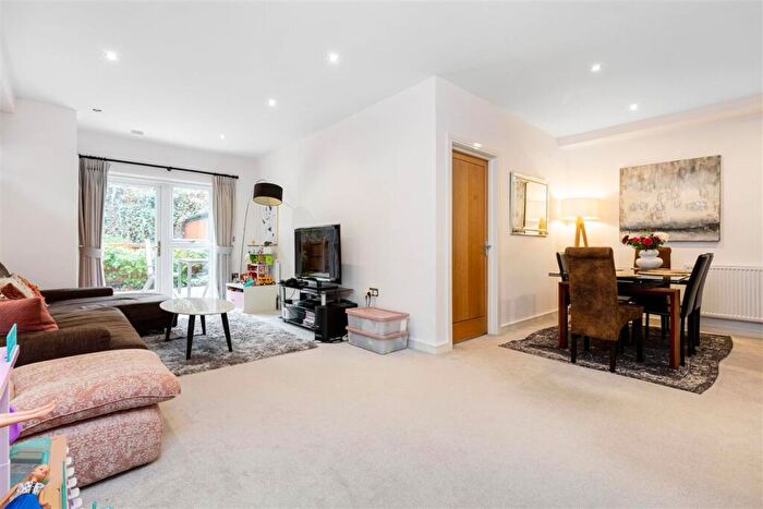 3 Bedroom Flat For Sale In Vicarage Crescent, SW11