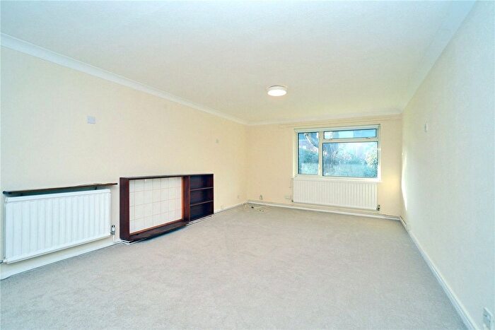 2 Bedroom Flat For Sale In Woodmansterne Lane, Banstead, Surrey, SM7