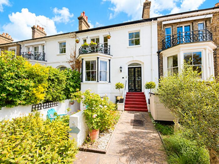 2 Bedroom Flat For Sale In Runwell Terrace, Southend-On-Sea, SS1