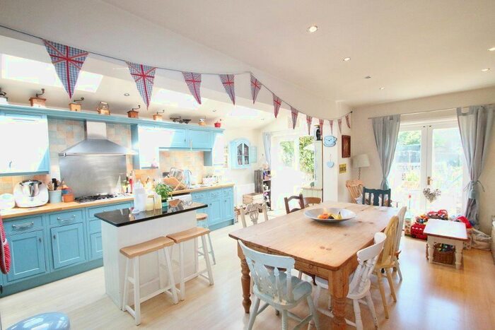 4 Bedroom Semi-Detached House To Rent In Prestbury Road, GL52