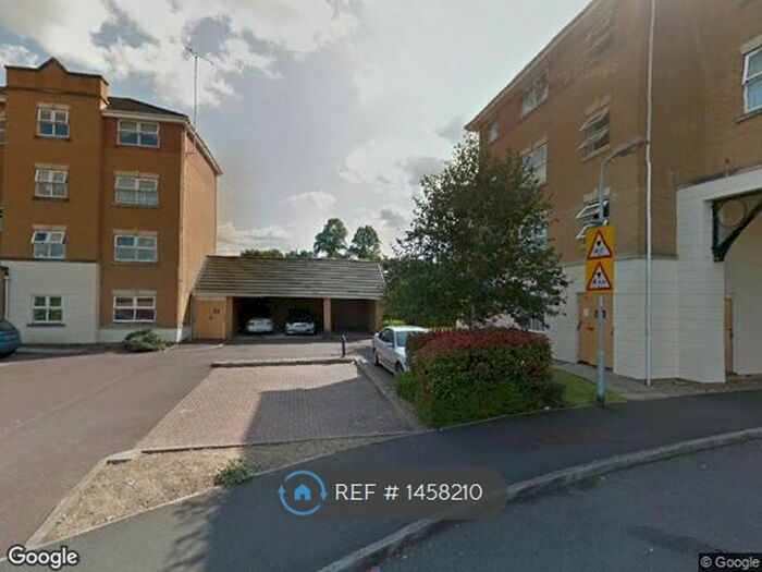 2 Bedroom Flat To Rent In Pickfords Gardens, Slough, SL1