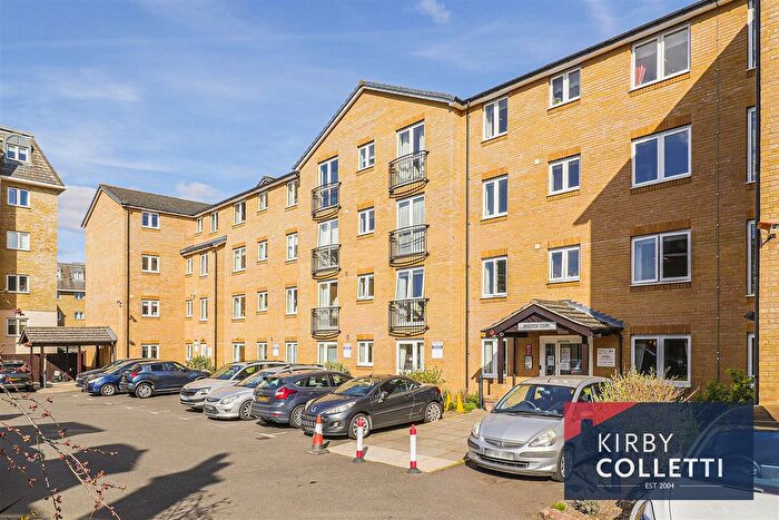 2 Bedroom Flat For Sale In Brocket Road, Hoddesdon, EN11