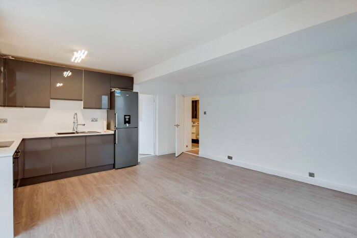 2 Bedroom Flat To Rent In Sullivan Close, Clapham Junction, London, SW11