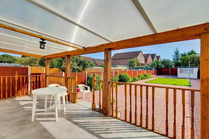 4 Bedroom Semi-Detached House To Rent In Rosebank Avenue, Hornchurch, RM12