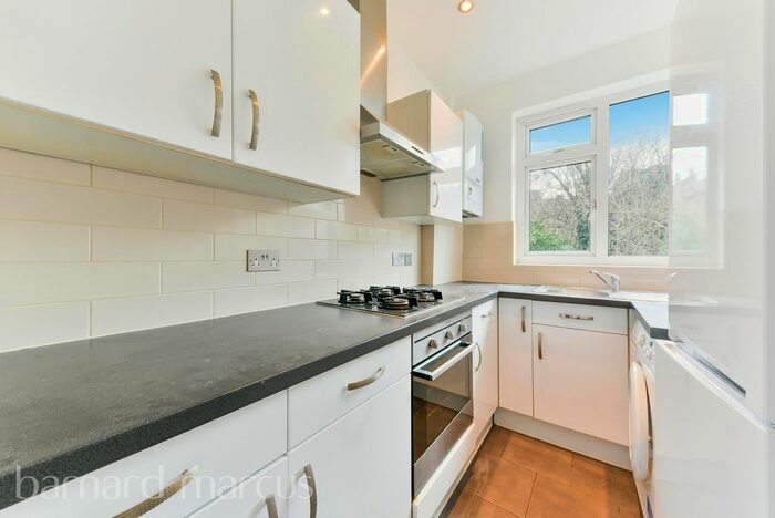 3 Bedroom Flat To Rent In Woodleigh Gardens, Streatham, London, SW16