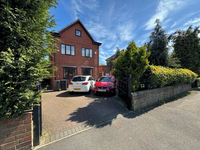 4 Bedroom Detached House To Rent In Spen Lane, Leeds, LS16