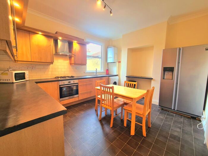 4 Bedroom Apartment To Rent In Brockley Road, Crofton Park, SE4
