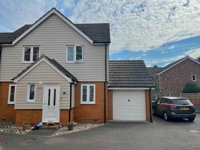 3 Bedroom Semi-Detached House To Rent In Magnolia Road, Rochford, SS4