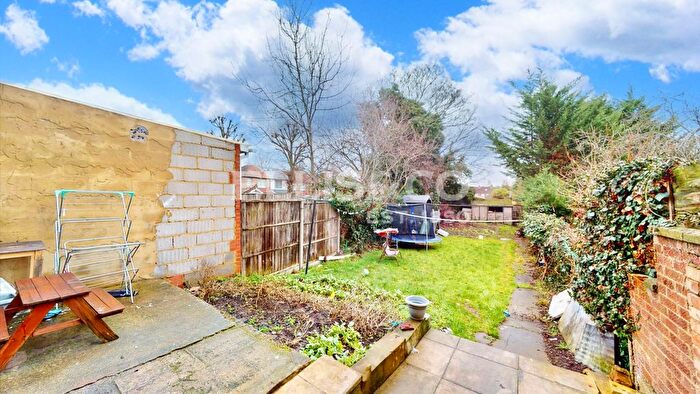 3 Bedroom Terraced House For Sale In Princes Avenue, Greenford, UB6