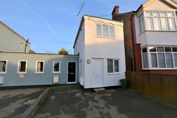 1 Bedroom Link Detached House To Rent In Sandown Avenue, Westcliff-On-Sea SS0