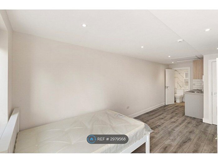 Studio To Rent In New Haw, Addlestone, KT15