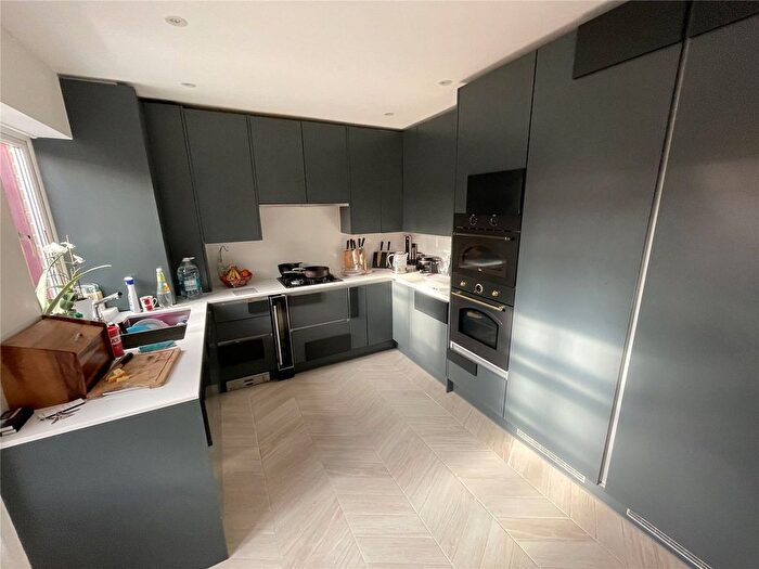 3 Bedroom End Of Terrace House To Rent In Fordham Road, Barnet, Herts, EN4