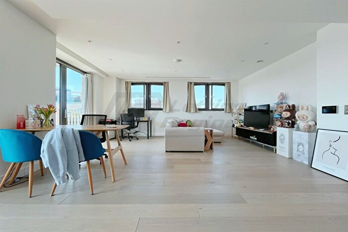 2 Bedroom Flat To Rent In Manuscript Court, Islington, WC1X