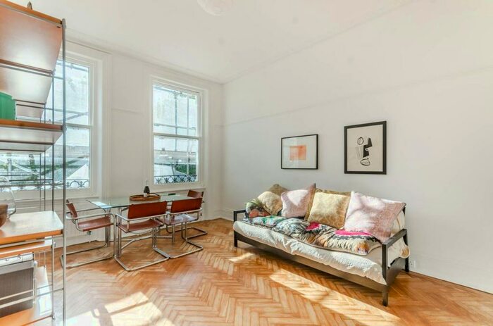 2 Bedroom Flat To Rent In Redcliffe Square, Chelsea, London, SW10