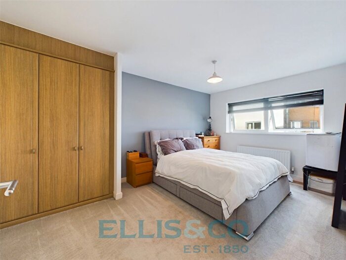 2 Bedroom Flat For Sale In Sovereign Way, Tonbridge, Kent, TN9