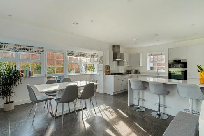 4 Bedroom Detached House To Rent In Peartree Field, Billingshurst, RH14