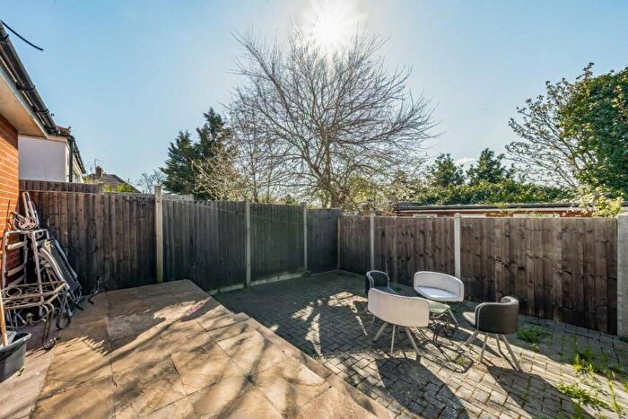 3 Bedroom Flat For Sale In Park Road, London, NW4