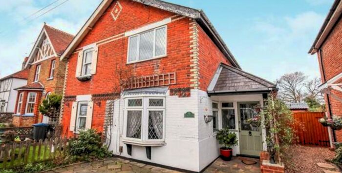 2 Bedroom Semi-Detached House For Sale In Leatherhead Road, Chessington, Surrey, KT9