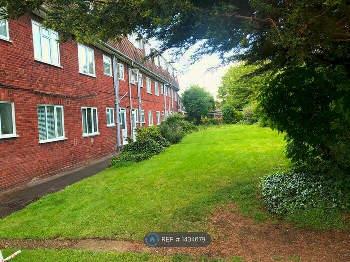2 Bedroom Flat To Rent In Central Gardens, Morden, SM4