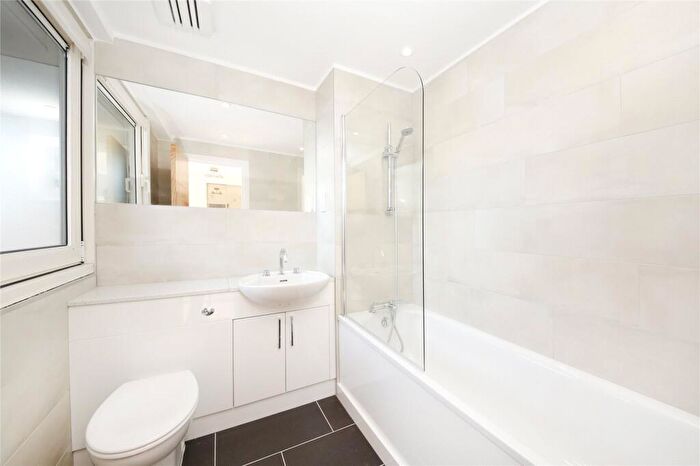 3 Bedroom Apartment To Rent In Boardwalk Place, London, E14