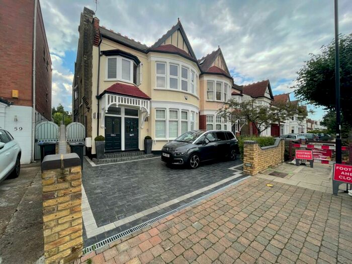 Flat To Rent In The Mall, Southgate, N14