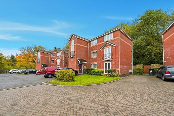 2 Bedroom Flat For Sale In Summerlea Close, Macclesfield, SK10