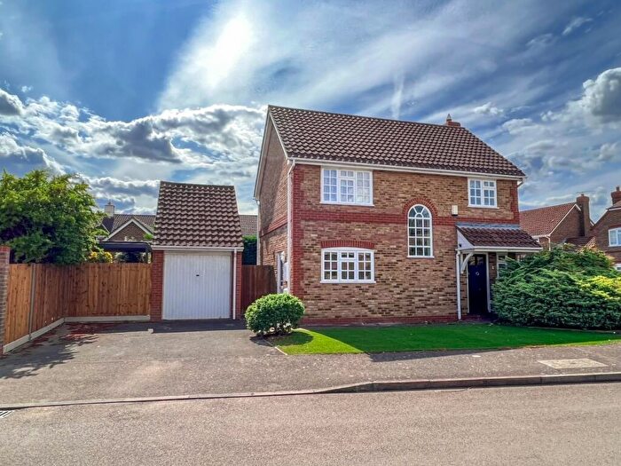 4 Bedroom Detached House For Sale In Grafton Way, West Molesey, KT8